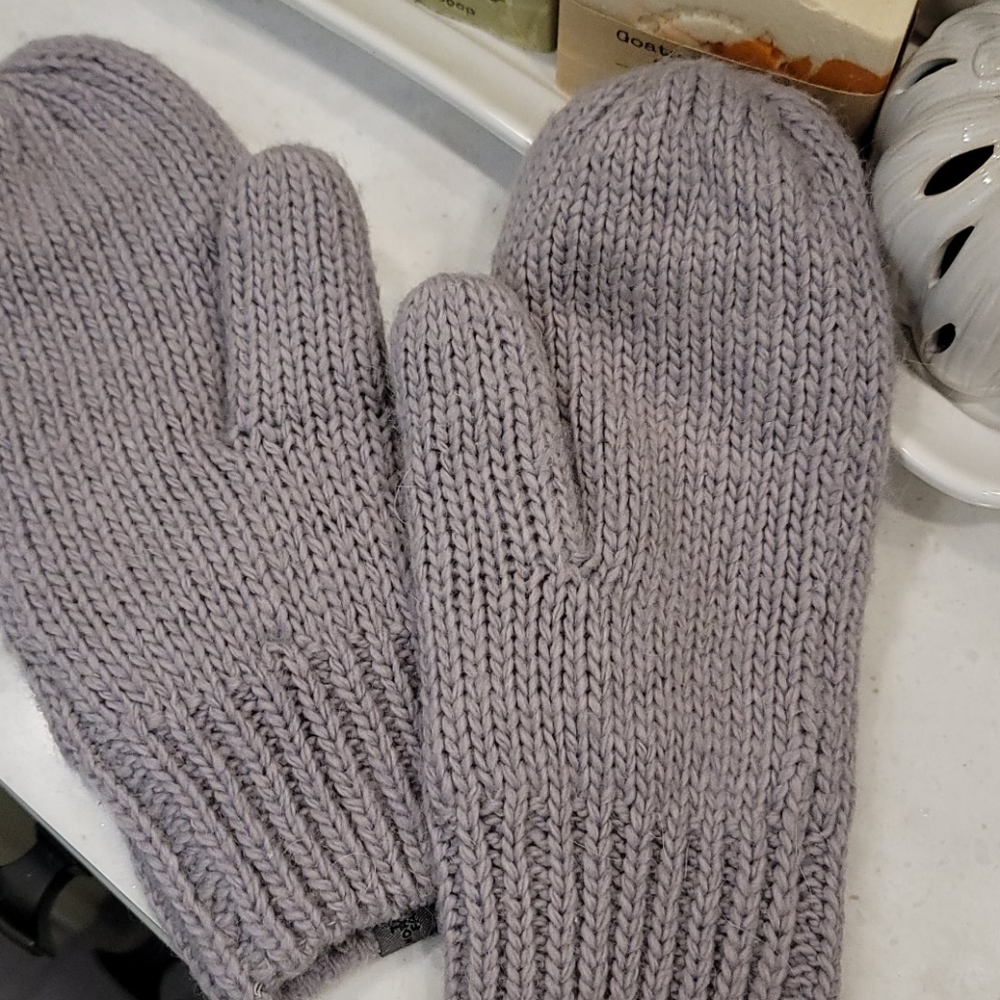 Mittens - Picture 2 of 4